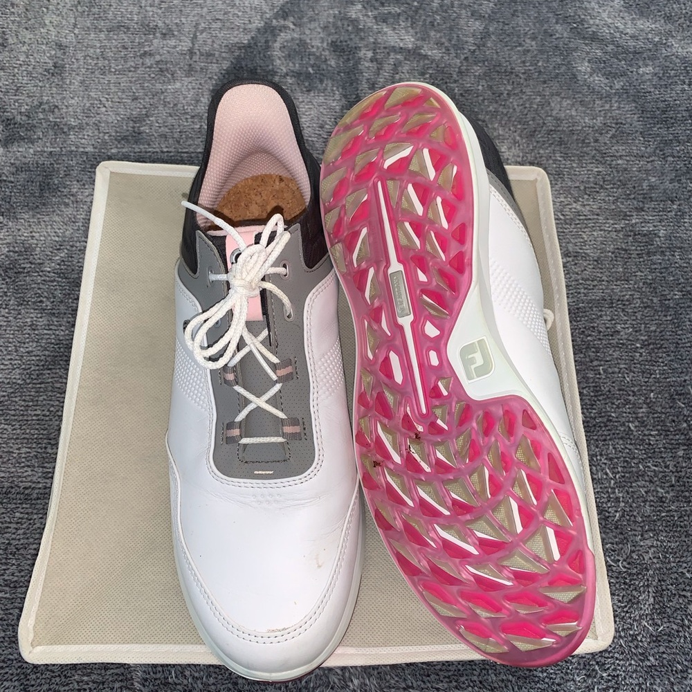 FOOT JOY STRATOS WOMENS GOLF SHOES-size 9